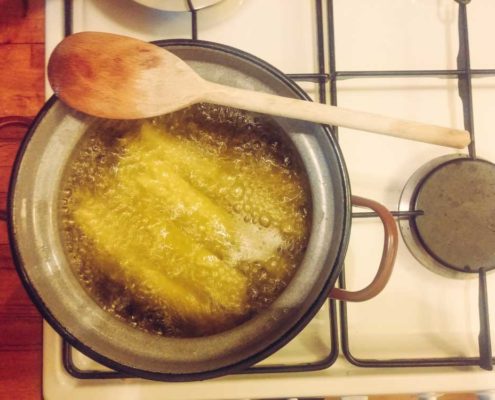 Pommes Frites im Kochtopf oder hoher Pfanne bei ca. 150° vorfrittieren