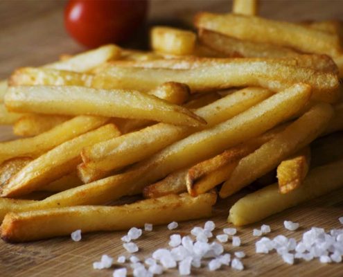 Pommes Frites erst kurz vor dem Servierensalzen und würzen