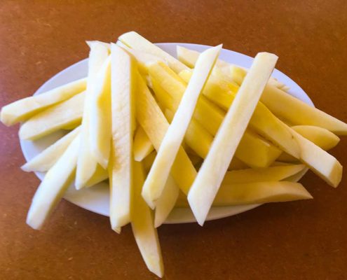 Pommes frites handgeschnitzt