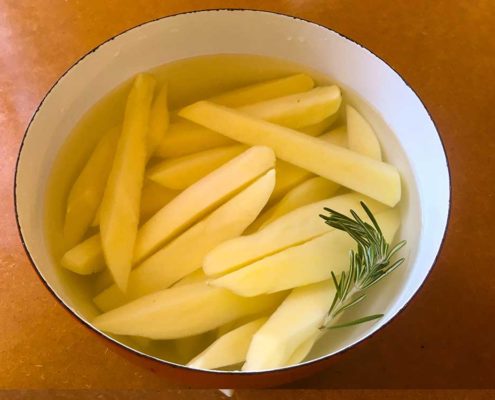 Pommes Frites nach dem Schneiden gut wässern