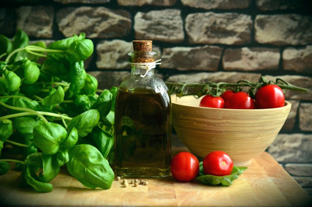 Olivenöl-Flasche-Basilikum-grün-Tomaten-rot-Schneidbrett-olive-oil-1412361_1920_congerdesign-pixabay