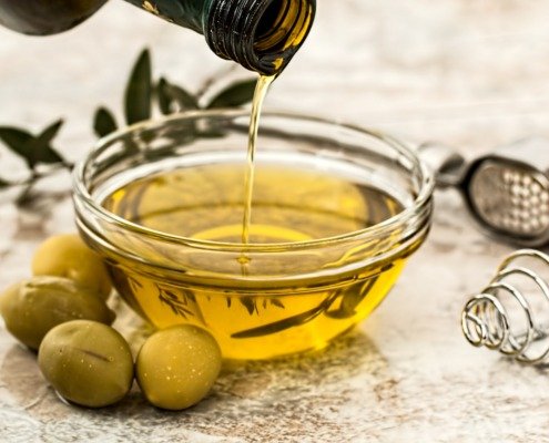 Olivenöl-Glasschüssel-grüne-Oliven-Flasche-pexels-pixabay-33783 Faires Bio-Olivenöl